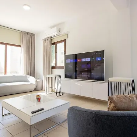 3br Pool House - Walk To Konnos Bay *