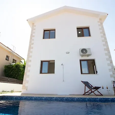 3br Pool House - Walk To Konnos Bay פאראלימני