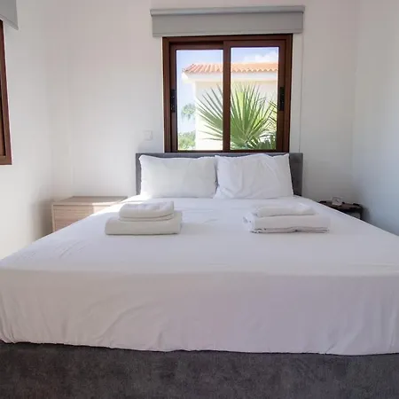 3br Pool House - Walk To Konnos Bay וילה